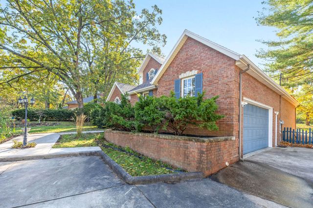 2482 East Wildwood Road, Springfield, MO 65804