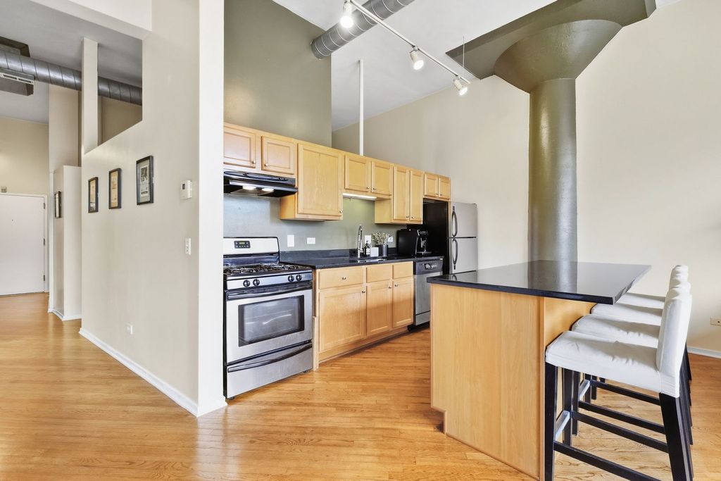 1801 W Larchmont Avenue 214, Chicago, IL 60613 — photo 2
