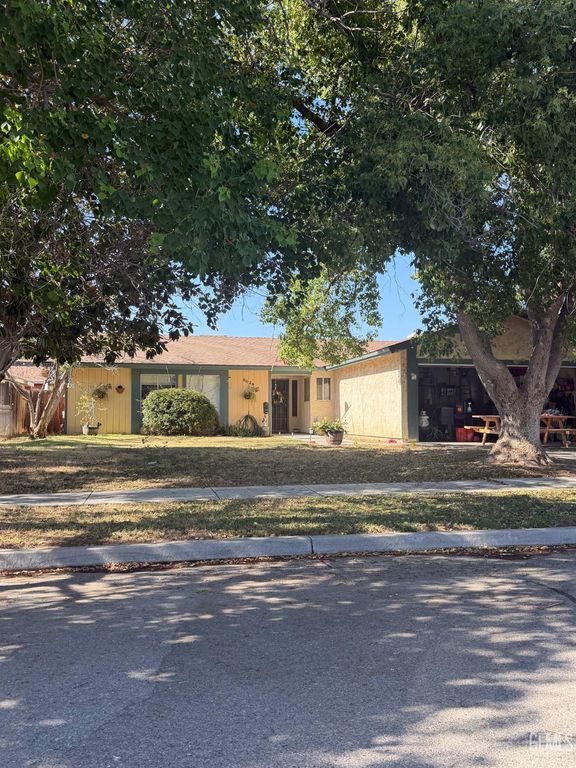 8624 McKinnon Avenue, Bakersfield, CA 93306
