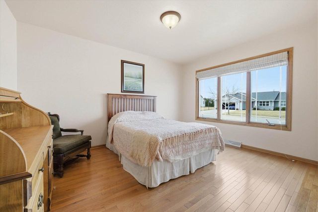 308 E Redding CIRCLE, Belgium, WI 53004