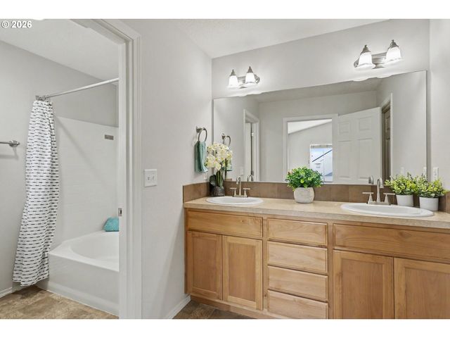 2200 S WHITE SALMON Dr, Ridgefield, WA 98642