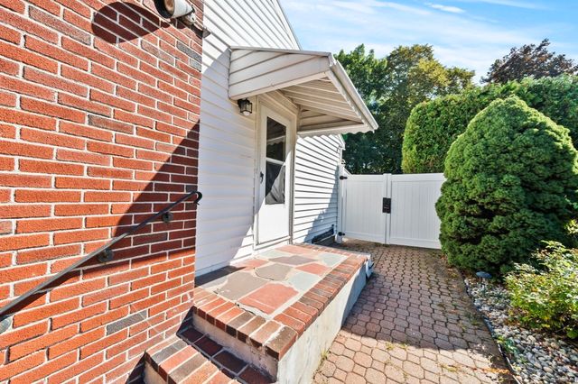 38 Bonavesta St, Lynn, MA 01905