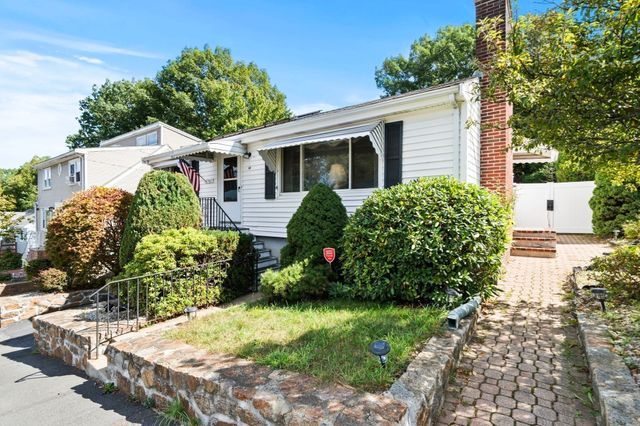 38 Bonavesta St, Lynn, MA 01905