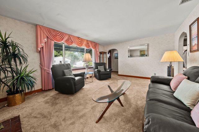 38 Bonavesta St, Lynn, MA 01905