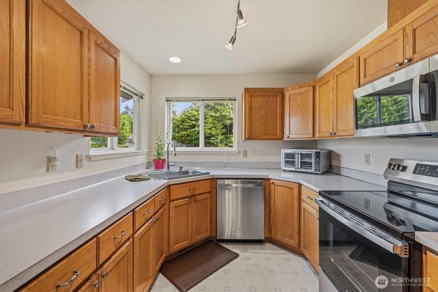 2021 Doe Dr, Oak Harbor, WA 98277
