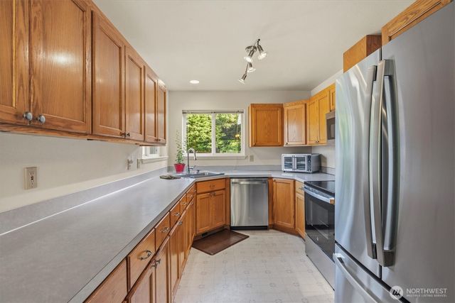 2021 Doe Dr, Oak Harbor, WA 98277