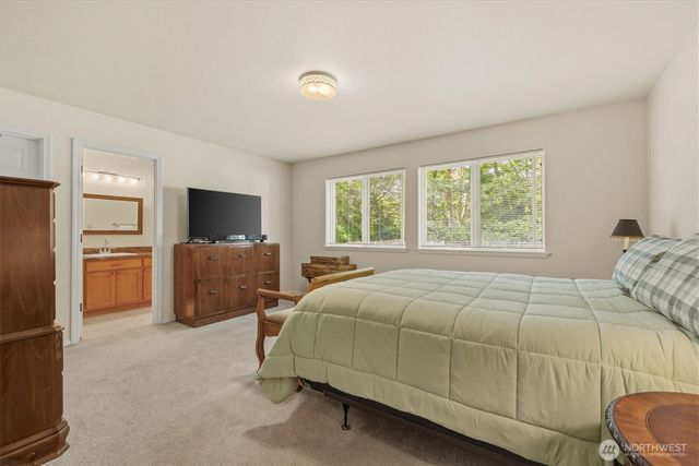 2021 Doe Dr, Oak Harbor, WA 98277
