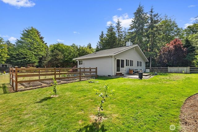 2021 Doe Dr, Oak Harbor, WA 98277