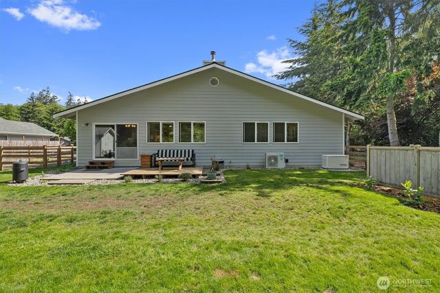 2021 Doe Dr, Oak Harbor, WA 98277