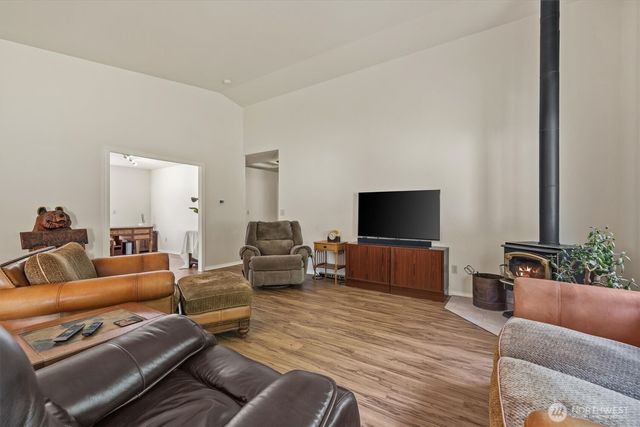 2021 Doe Dr, Oak Harbor, WA 98277