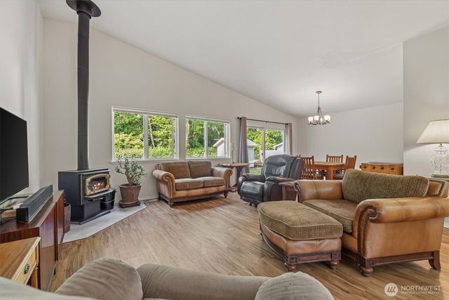 2021 Doe Dr, Oak Harbor, WA 98277