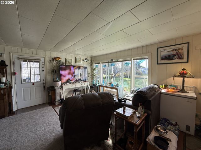 265 S HAZEL St, Brookings, OR 97415