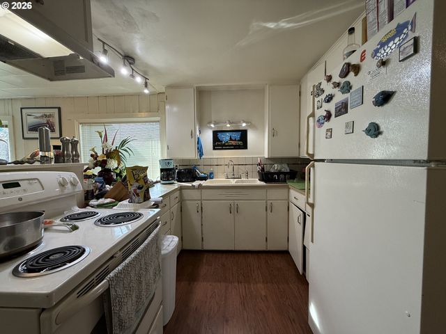 265 S HAZEL St, Brookings, OR 97415