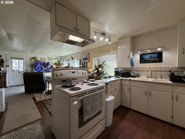 265 S HAZEL St, Brookings, OR 97415