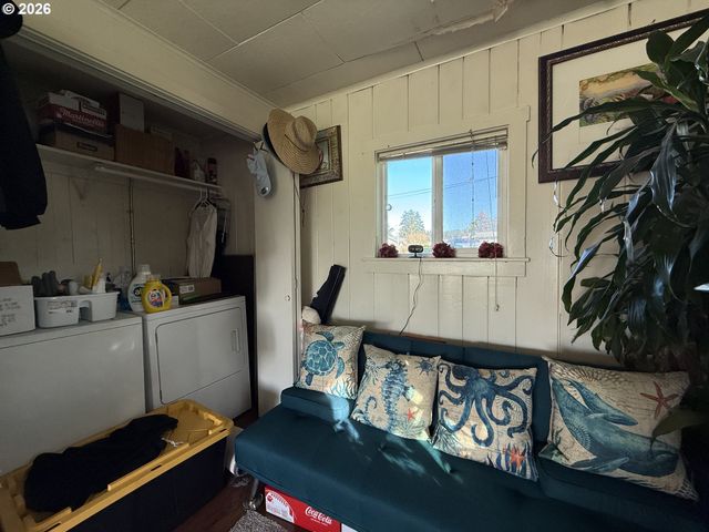 265 S HAZEL St, Brookings, OR 97415