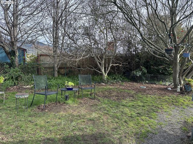 265 S HAZEL St, Brookings, OR 97415