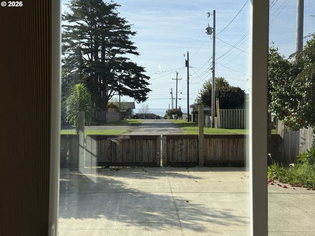 265 S HAZEL St, Brookings, OR 97415