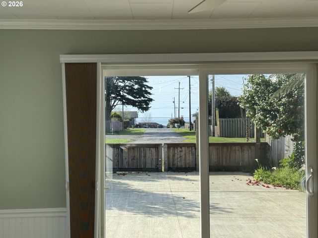 265 S HAZEL St, Brookings, OR 97415