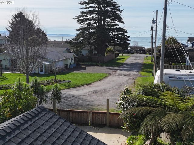 265 S HAZEL St, Brookings, OR 97415