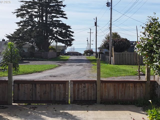 265 S HAZEL St, Brookings, OR 97415