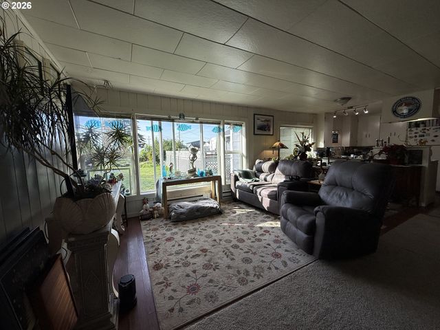 265 S HAZEL St, Brookings, OR 97415