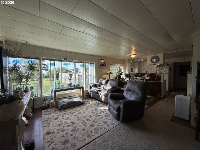 265 S HAZEL St, Brookings, OR 97415