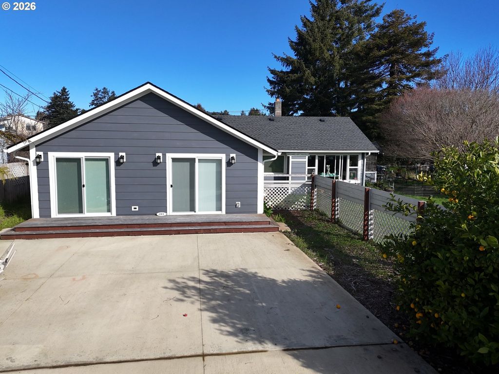265 S HAZEL St, Brookings, OR 97415