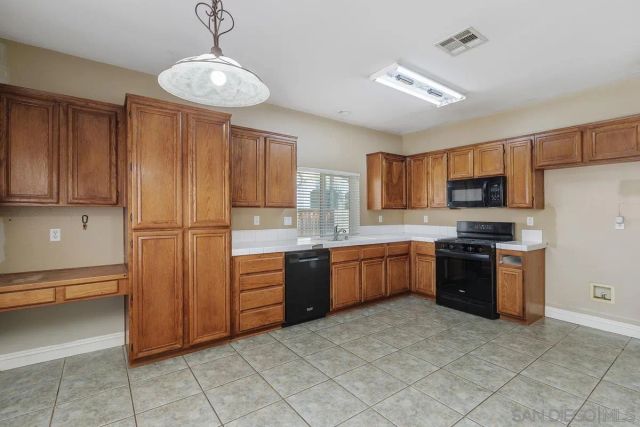 1427 Alabaster, Hemet, CA 92545