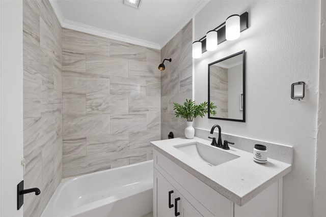 907 S 3rd Street, La Porte, TX 77571