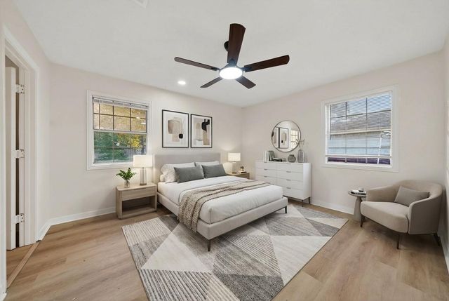 907 S 3rd Street, La Porte, TX 77571