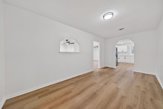 907 S 3rd Street, La Porte, TX 77571