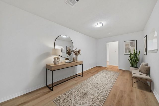 907 S 3rd Street, La Porte, TX 77571