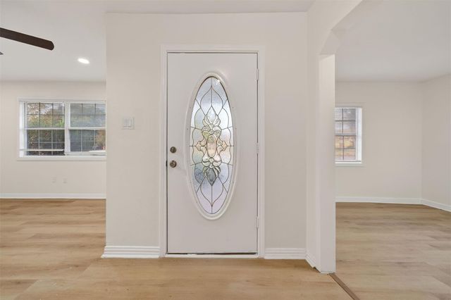 907 S 3rd Street, La Porte, TX 77571