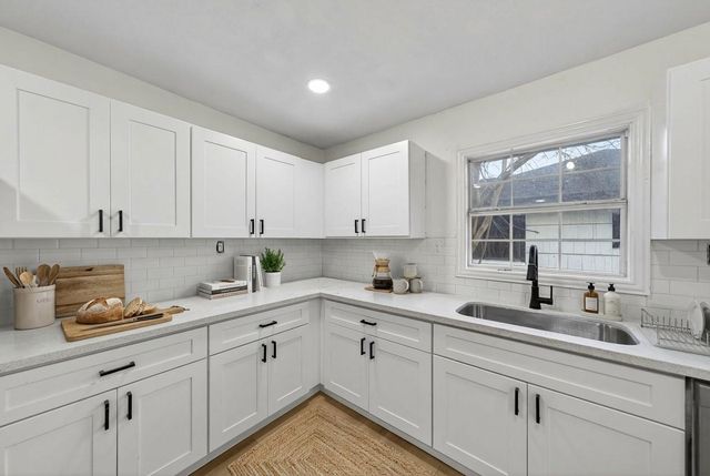 907 S 3rd Street, La Porte, TX 77571