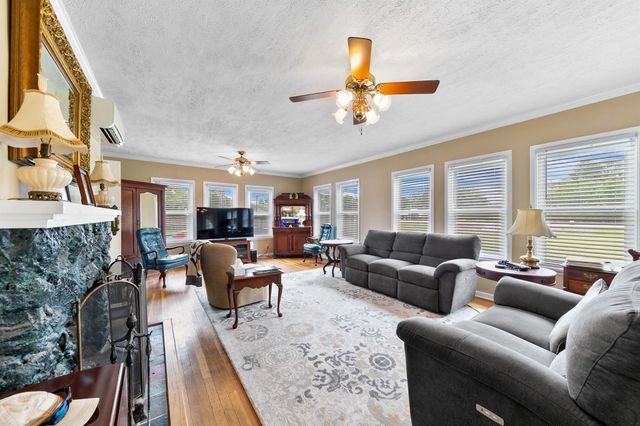 2222 N Main Street, Highlands, TX 77562