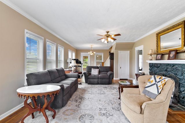 2222 N Main Street, Highlands, TX 77562