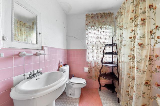 2222 N Main Street, Highlands, TX 77562