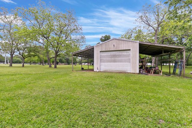 2222 N Main Street, Highlands, TX 77562