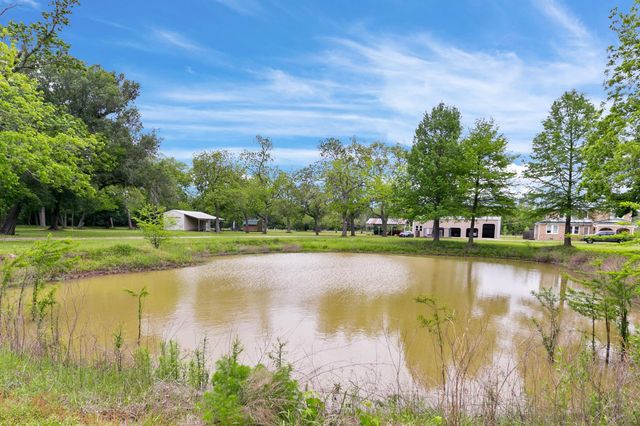 2222 N Main Street, Highlands, TX 77562