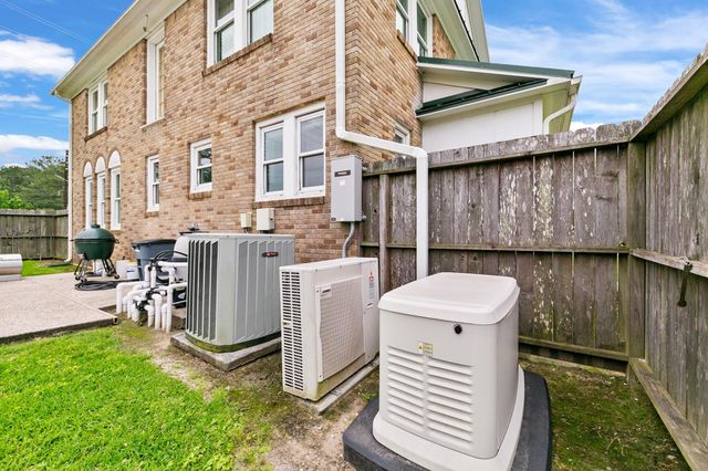 2222 N Main Street, Highlands, TX 77562