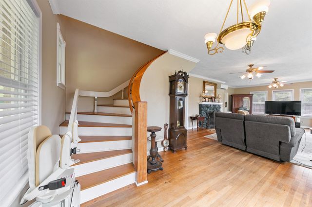 2222 N Main Street, Highlands, TX 77562