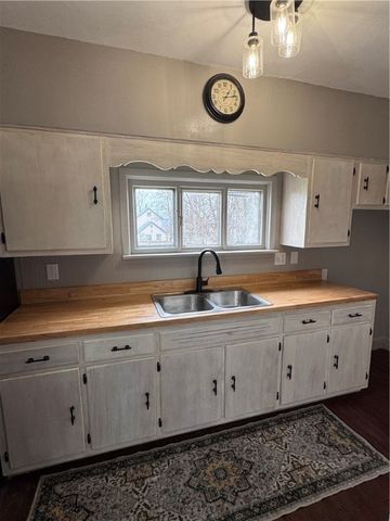 504 Emerson Ave, Farrell, PA 16121