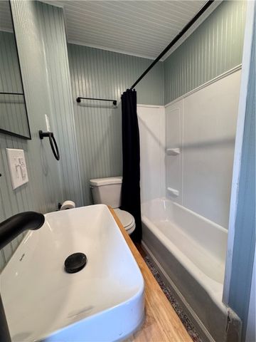 504 Emerson Ave, Farrell, PA 16121