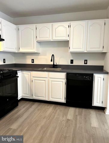 101 HICKORY HOLLOW CIR, Warrington, PA 18976