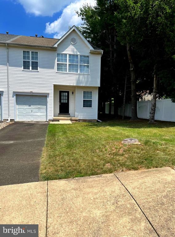 101 HICKORY HOLLOW CIR, Warrington, PA 18976