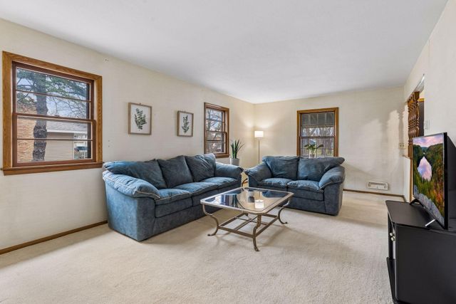 325 107th Avenue NE, Blaine, MN 55434