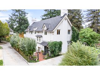 2547 Sw HILLCREST Dr, Portland, OR 97201