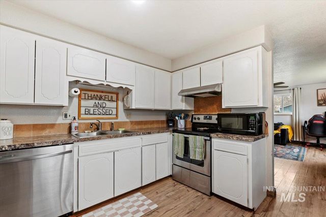 1105 E Roosevelt Ave, Nampa, ID 83686