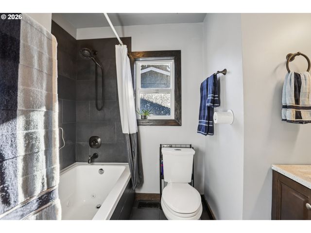 9328 Se GLENWOOD St, Portland, OR 97266