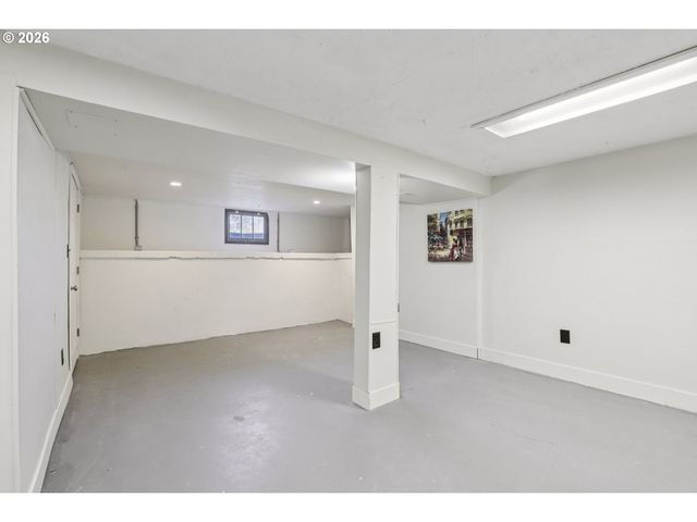 9328 Se GLENWOOD St, Portland, OR 97266